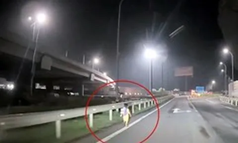 Bé trai đeo cặp sách vừa chạy vừa khóc trên cao tốc lúc 23 giờ, bất ngờ chuyện phía sau