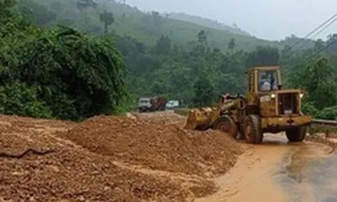 Thông xe 3 vị trí sạt lở nghiêm trọng trên đường Hồ Chí Minh qua Quảng Trị