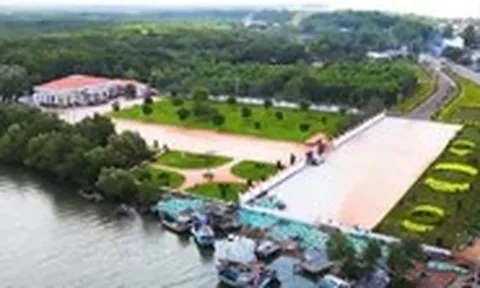 Văn nghệ sĩ TP.HCM về bến Lộc An, tìm cảm hứng sáng tác từ lịch sử