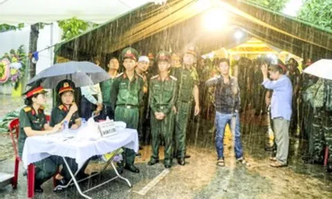 Dầm mình trong mưa tiễn biệt Trung tá Trần Văn Tùng hy sinh khi cứu người