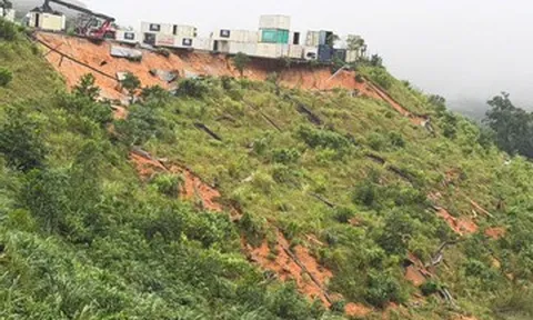 Sạt lở gần cửa khẩu quốc tế, khẩn trương di dời hàng loạt container