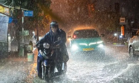 Mưa lớn gặp triều cường, đường phố TPHCM thành 'sông', ô tô chết máy