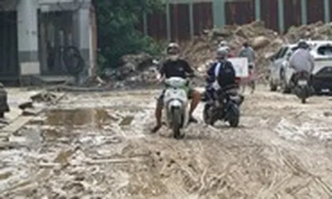 Đường đến trường giữa trung tâm Đà Nẵng lầy lội như ‘ruộng cày’