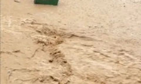 Mưa 1 tiếng, bùn nhão phủ dày khu phố dưới chân đồi ở Quảng Ninh