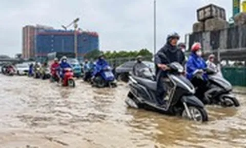 Nhiều tuyến phố Hà Nội ngập sau mưa lớn suốt đêm, xe cộ kẹt cứng qua cầu Vĩnh Tuy