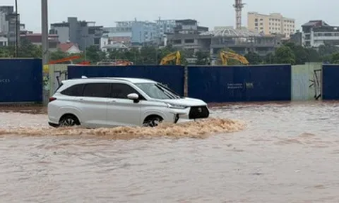 Mưa lớn ở Hà Nội, nhiều khu vực xuất hiện điểm ngập