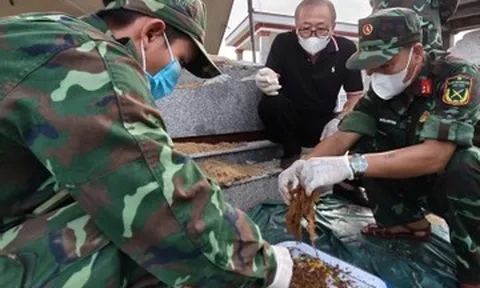 Nhiều di vật trong mộ tập thể 17 liệt sĩ được người dân chôn cất 38 năm trước