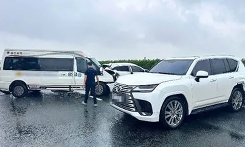 Ô tô Lexus đột ngột dừng giữa cao tốc Pháp Vân - Cầu Giẽ, 2 xe khác đâm dồn toa