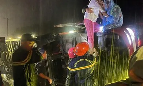 Xe khách chở 19 người mất lái lật ngang xuống mương trên Quốc lộ 14
