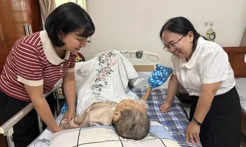 TP.HCM hỗ trợ chi phí điều trị bệnh cho nhà thơ Lê Giang, nghệ nhân Cao Thị Thắng