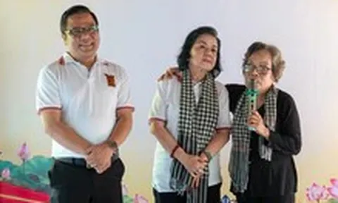 Giám đốc Nhà hát Trần Hữu Trang và hai bà mẹ, nghệ sĩ Ngọc Cẩm, Thoại Miêu