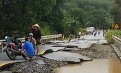 Nước lũ rút, mặt đường quốc lộ hiện ra như 'bánh đa vỡ'