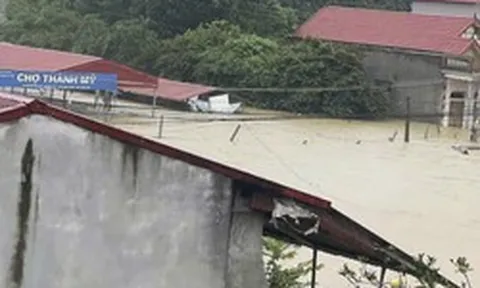 Mưa lớn, nước sông dâng 'nhấn chìm' chợ, ngập nửa nhà dân ở Thanh Hoá