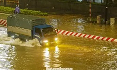 Hà Nội ngập tứ bề, ô tô xe máy chật vật giữa biển nước