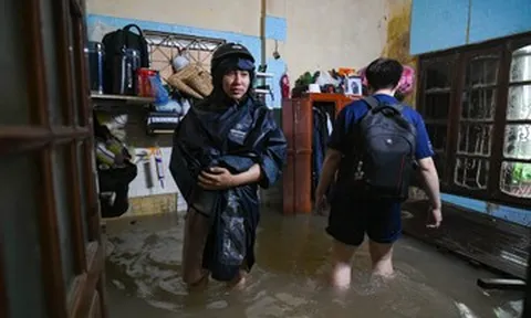 Hà Nội: Nước tràn vào phòng trọ, nam sinh viên nửa đêm phải ra nhà nghỉ
