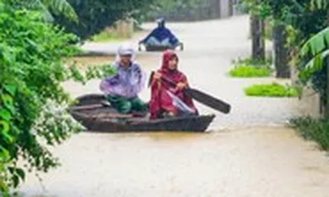 Hình ảnh mưa lũ hoành hành làm 3 người chết, hơn 16.000 nhà dân bị ngập lụt
