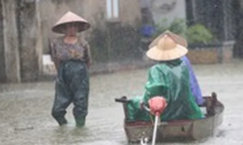 Nước lũ lên cao, 28 hộ dân ngoại thành Hà Nội phải sơ tán