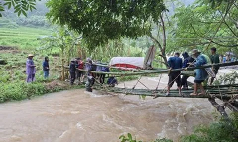Mưa lũ chặn đường, cả làng chặt tre làm cầu đưa người quá cố qua suối dữ