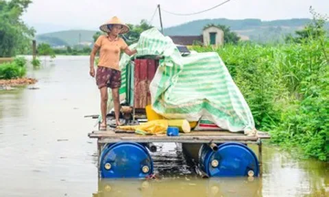 Nước sông dâng vượt mức báo động 3, người dân Thanh Hóa hối hả chạy lũ
