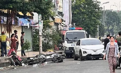Ô tô bất ngờ tông 5 xe máy trước quán nhậu, người dân giận dữ chặn đầu phương tiện