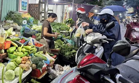 Giá cả đầu ngày: Mưa liên tục khiến giá rau củ tăng mạnh; xoài miền Tây được giá, heo hơi lên 60.000 đồng/kg