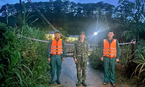 Sạt lở làm sập cầu, nhiều hộ dân ở Lâm Đồng bị cô lập