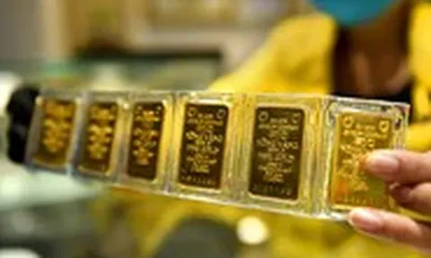 Giá vàng thế giới lại rơi khỏi ngưỡng 4.400 USD/ounce, trong nước tăng mạnh