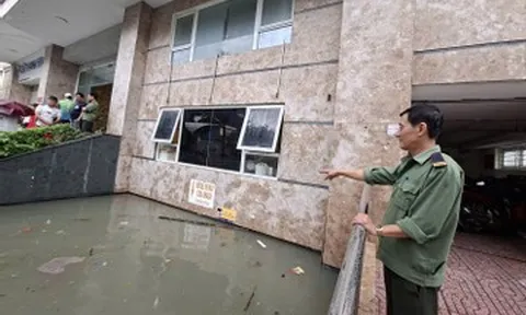 Hầm chung cư ngập sâu 2m, khoảng 30 xe máy cùng nhiều tài sản bị nhấm chìm