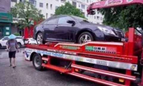 Xe hơi, xe máy ngập nước chết máy la liệt ở Vinh sau cơn mưa lịch sử 41 năm