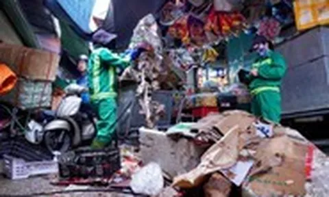 Chợ Vinh ngổn ngang rác hàng hóa sau trận mưa kỷ lục