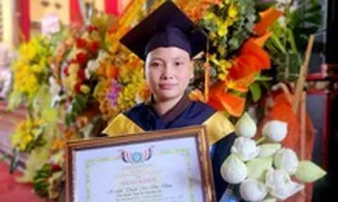 Sư cô tốt nghiệp thủ khoa Học viện Phật giáo Việt Nam