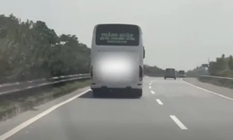 Chạy 'rùa bò' bám làn trái cao tốc, tài xế ô tô bị CSGT ghi hình xử phạt