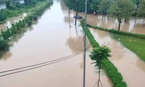 Đại lộ Thăng Long ngập sâu 1 m