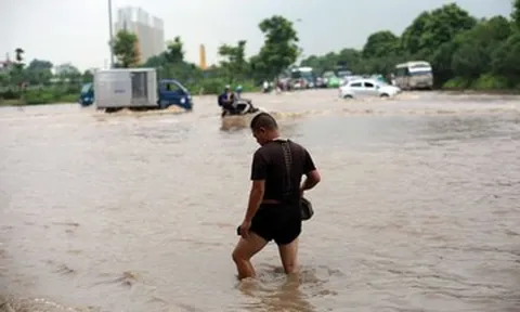 Đại lộ Thăng Long ngập sâu, cấm phương tiện qua đoạn đường gom dài 2km