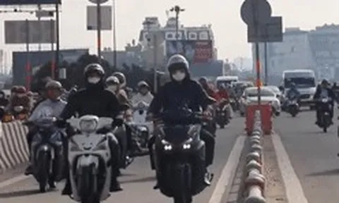 TPHCM đổi phân làn cầu Bình Lợi, xe máy vẫn nối nhau lấn làn ôtô