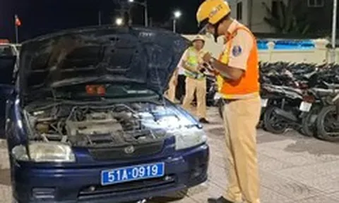 Phát hiện ô tô biển xanh không giấy tờ, tài xế không có giấy phép lái xe