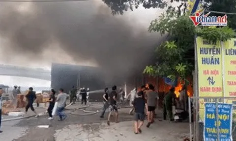 Cháy kho hàng gần chân cầu Vĩnh Tuy, hàng chục người bê đồ di tản