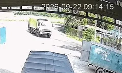 Clip xe buýt tông trúng ô tô chở rác ở Hà Nội, tài xế mắc kẹt trong cabin