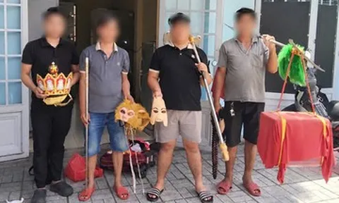 Công an làm việc với 4 người hóa trang 'thầy trò Đường Tăng' đi bộ trong làn ô tô