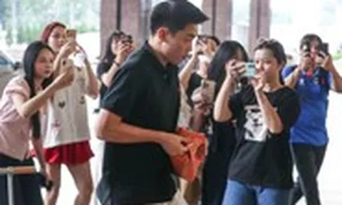 Đình Bắc gây sốt, fan nữ vây quanh khi hội quân đội tuyển Việt Nam