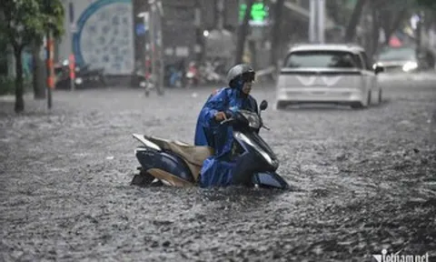Mưa lớn kéo dài từ Huế đến Cà Mau, rồi lại dịch ra phía Bắc