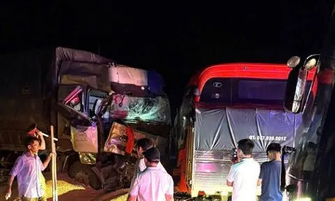 5 ô tô bị hư hỏng sau tai nạn liên hoàn trong đêm ở Lâm Đồng