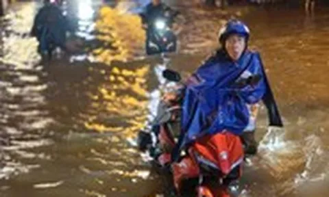 22h đêm, xe chết máy la liệt trên đường Phan Huy Ích, người dân mệt mỏi dắt xe lội nước về nhà