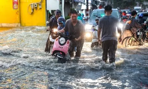 Mưa lớn xối xả, đường phố TPHCM thành 'thác nước', người dân chật vật về nhà