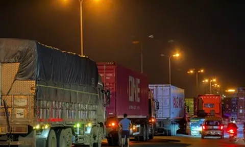 Xe chở trụ bê tông lật ngang cầu Phú Lương, quốc lộ 5 tê liệt