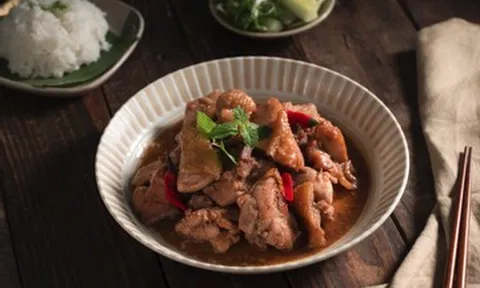 Gà Mỹ kho mắm ruốc Huế - Món ngon giản dị gửi trọn yêu thương ngày 20/10