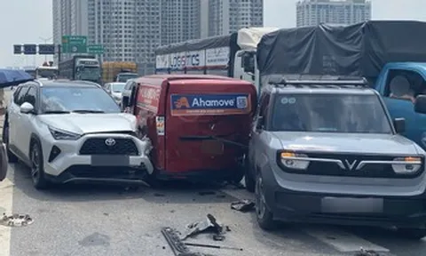 4 ô tô tông liên hoàn tại Vành đai 3 trên cao Hà Nội