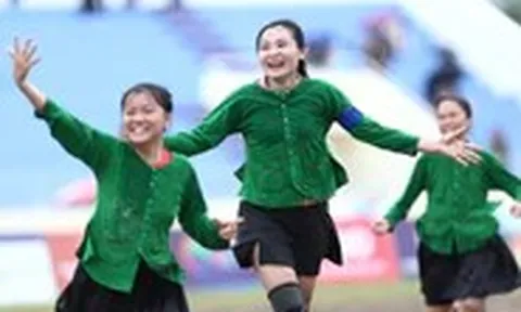 Phụ nữ dân tộc thiểu số mặc váy đá bóng sẽ vào Ngày hội văn hóa dân tộc Mông