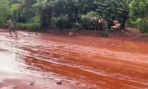 Bùn cát đỏ đặc quánh đường, ô tô lún bánh, xe máy trượt ngã