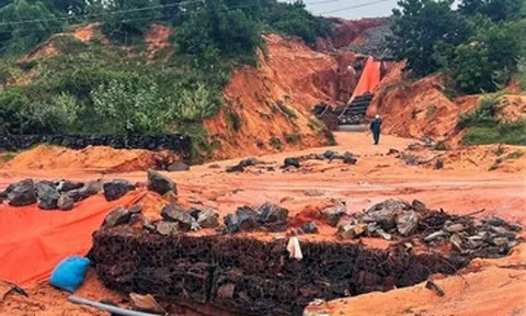 Hàng trăm khối đất đá sạt lở, tràn xuống phủ kín đoạn đường trên Quốc lộ 28